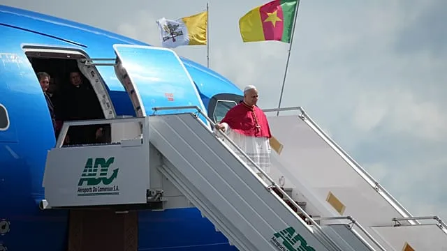 Le pape Léon XIV poursuit sa tournée africaine au Cameroun après les tensions algériennes