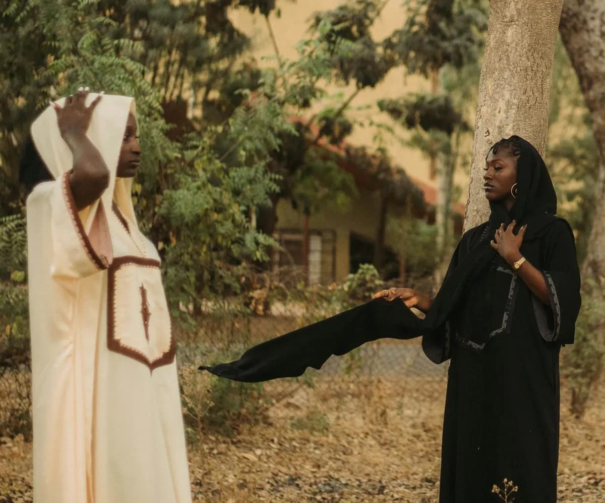 Quand le Wax Rencontre l'Élégance Monochrome par Evra Hodna