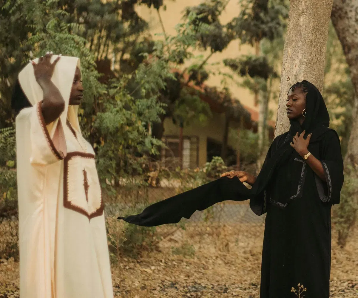 Quand le Wax Rencontre l'Élégance Monochrome par Evra Hodna