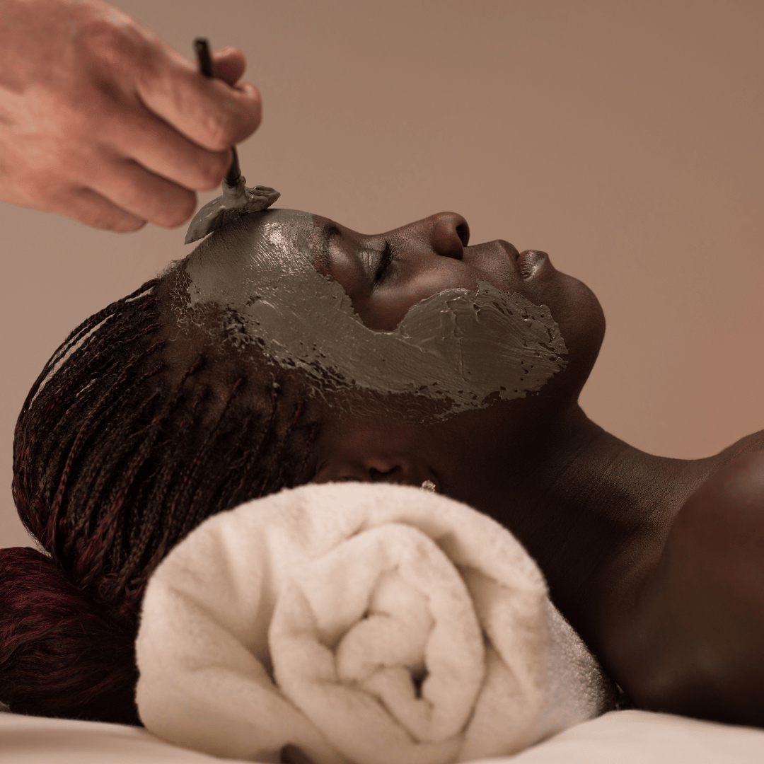 Soins visage pour peau noire en institut : Guide et astuces